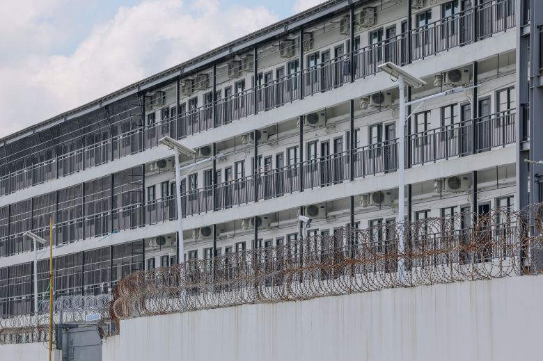 15일 오전 캄보디아 수도 프놈펜 외곽에 위치한 대규모 범죄 소굴인 태자단지 모습. 곳곳에 CCTV가 설치돼 있고, 철조망이 두껍게 쳐져 있었다. 2025.10.15 /박성원 기자