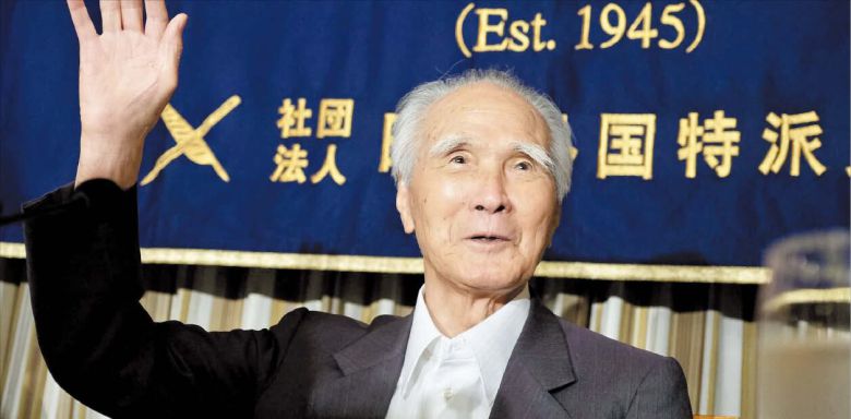 AFP 연합뉴스17일 별세한 무라야마 도미이치 전 총리가 2015년 일본 도쿄 외신 기자 클럽 행사에서 손을 흔들며 인사하는 모습. 일본 총리 최초로 재임 시절 한국 식민 지배를 사죄하는 담화를 냈다.