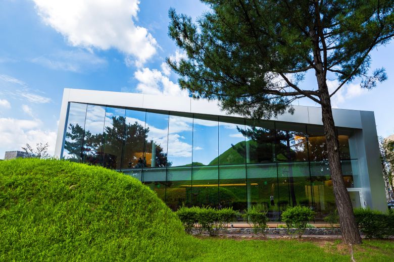 오아르미술관의 ‘왕릉 뷰’는 미술관에 입장하기 전 유리벽에 비친 왕릉 감상에서부터 시작된다. /이건송 영상미디어 기자