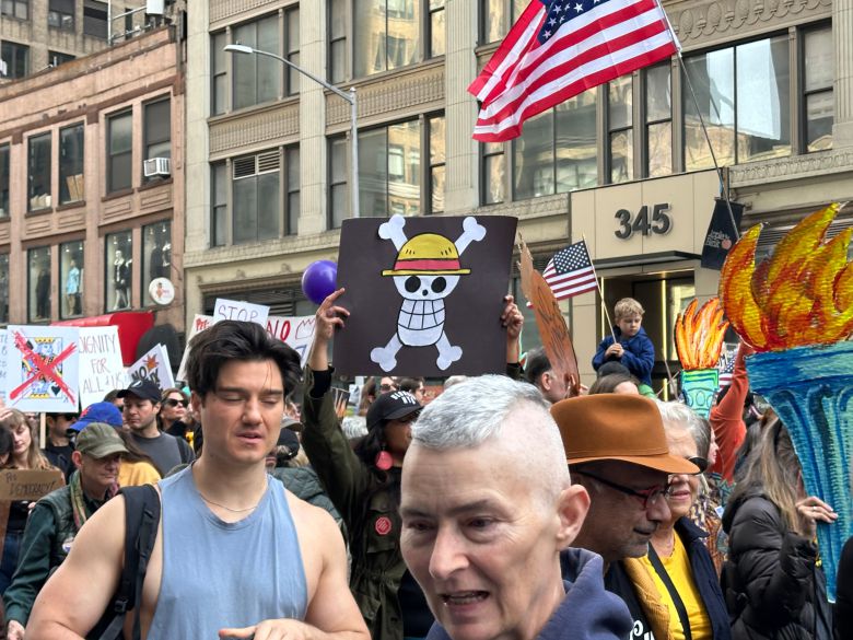 18일 미국 뉴욕 시위에는 일본 만화 ‘원피스(One Piece)’의 해적 깃발도 등장했다. 이 깃발은 최근 세계 각지에서 Z세대가 주도하는 반정부 시위 현장에 사용되고 있다./윤주헌 특파원