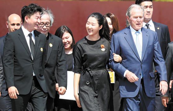 2019년 5월 23일 조지 W 부시 전 미국 대통령이 경남 김해 봉하마을에서 열린 고 노무현 대통령 서거 10주기 추도식에서 참석, 참배를 마친 뒤 노 전 대통령의 아들 노건호 씨, 손녀 노서은 씨와 행사장을 나서고 있다./뉴스1