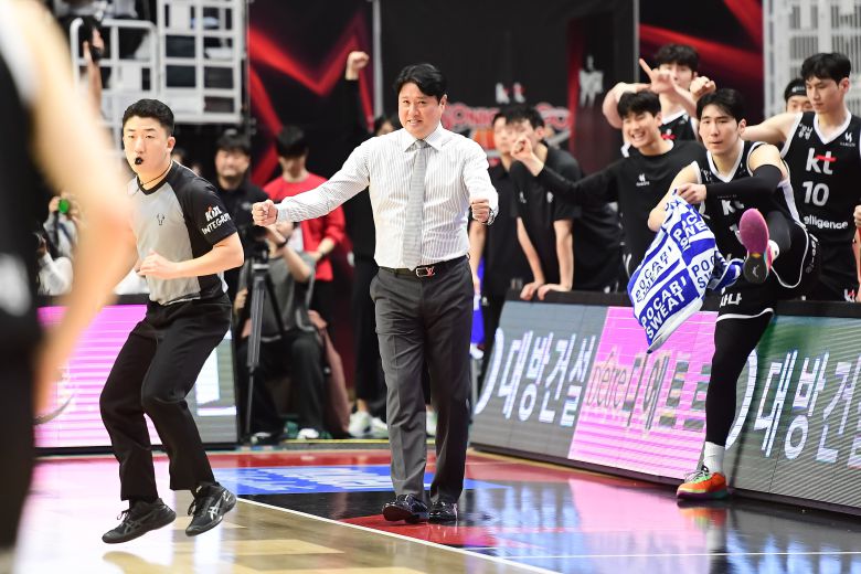 문경은 KT 감독이 18일 대구 한국가스공사와의 홈 경기에서 환호하는 모습. 그는 이번 시즌 신임 감독 5명 중 유일하게 챔피언전 우승을 일군 경험이 있는 지도자다. /KBL