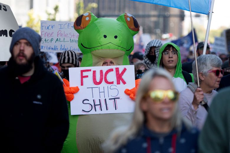 미국 콜로라도주 덴버에서 열린 '노 킹스' 시위에 한 참가자가 개구리 복장을 하고 있다./AFP 연합뉴스