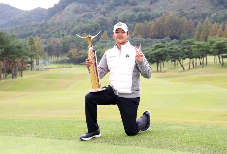 최승빈이 19일 경기도 파주 서원밸리 컨트리클럽에서 KPGA 투어 더 채리티 클래식 우승 트로피를 들고 있다./KPGA