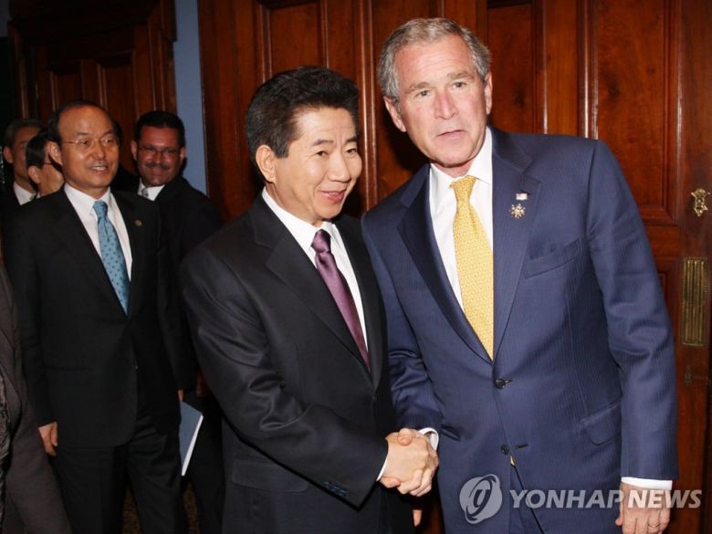 2007년 9월 7일 아태경제공동체(APEC) 정상회의 참석차 호주를 방문중인 노무현 대통령과 조지 부시 미국 대통령이 시드니 인터콘티넨탈호텔에서 정상회담을 하기에 앞서 악수하고 있다. '빙하는 움직인다'의 저자 송민순 당시 외교부 장관이 두 정상의 뒤에서 미소 짓고 있다. /연합뉴스