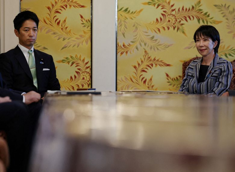 다카이치 사나에(오른쪽) 일본 자민당 신임 총재가 지난 17일 도쿄 국회의사당에서 후지타 후미타케 일본유신회 공동대표와 회담하고 있다. 유신회와 새로운 연립 정권 구축에 합의한 사나에 총재는 오는 21일 총리 지명 선거에서 승리가 확실시된다./로이터 연합뉴스