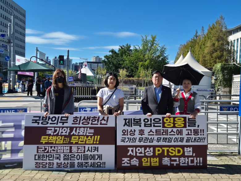 국민의힘 유용원(오른쪽에서 두번째) 의원이 지난 15일 국회 정문 앞 김한나씨 1인 시위에 동참하고 있는 모습. /김한나씨 제공