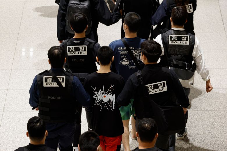 캄보디아에서 범죄에 가담했다가 이민 당국에 구금됐던 한국인 64명이 2025년 10월 18일 한국 정부가 마련한 전세기를 타고 인천국제공항을 통해 송환되고 있다. /장경식 기자