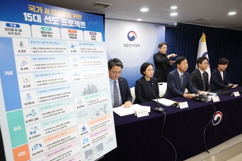 구윤철(앞줄 가운데) 경제부총리 겸 기획재정부 장관이 지난 8월  서울 종로구 정부서울청사에서 새정부 경제성장전략 관계부처 합동 브리핑을 하고 있다. /뉴스1