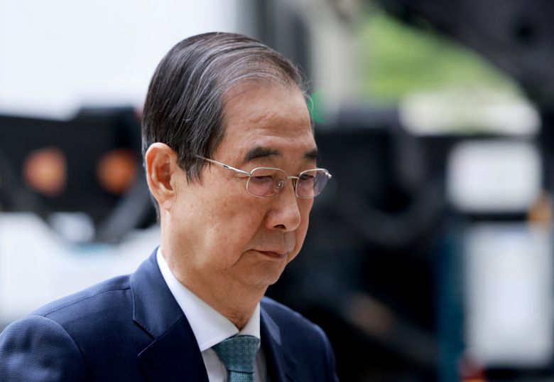 내란 우두머리 방조 혐의를 받는 한덕수 전 국무총리가 20일 서초구 서울중앙지방법원에서 열린 내란 우두머리 방조 및 위증 등 혐의 사건 재판에 출석하고 있다. /연합뉴스