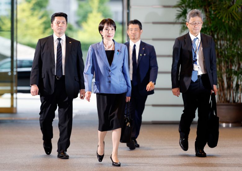 다카이치 사나에(가운데) 신임 총리가 21일 총리 관저에 도착하고 있다. /EPA 연합뉴스