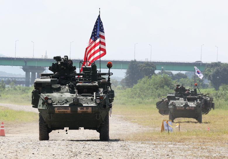 주한미군의 스트라이커 장갑차가 한미 연합 훈련을 진행하고 있다. /한미연합사령부