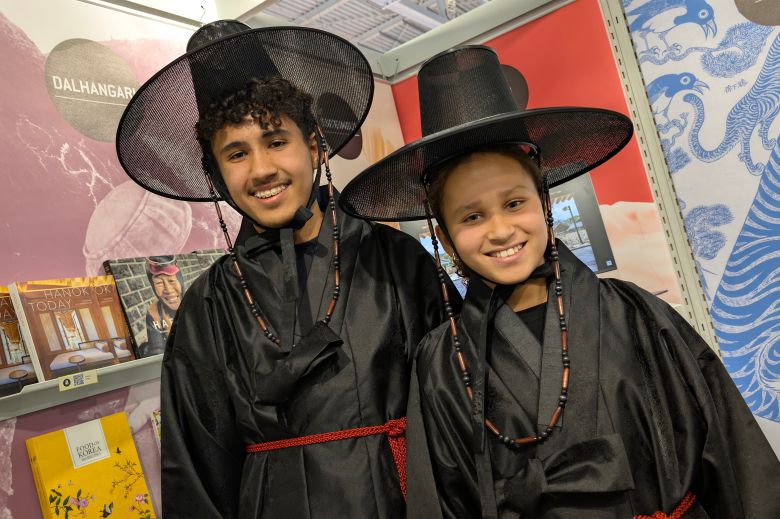 도서전에 참여한 한림출판사·국가유산청이 ‘케이팝 데몬 헌터스’의 저승사자 복장을 입어볼 수 있는 이벤트를 진행했다. 사진은 프랑크푸르트 도서전에 연사로 참여한 퓰리처상 2회 수상자인 강형원 포토저널리스트가 찍었다. /강형원 포토 저널리스트