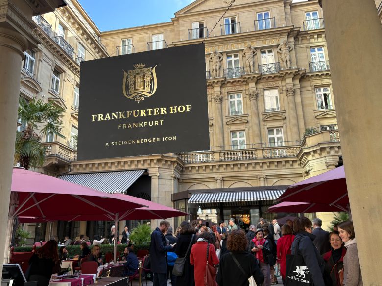 14일 프랑크푸르트 금융가 한복판에 있는 프랑크푸르터 호프 호텔 입구가 발디딜틈 없이 북적이는 모습. /황지윤 기자