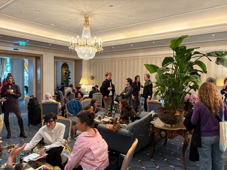 프랑크푸르터 호프 호텔 로비. 세계 각국의 출판 에이전트들이 자리를 잡고 미팅을 진행 중이다. /황지윤 기자