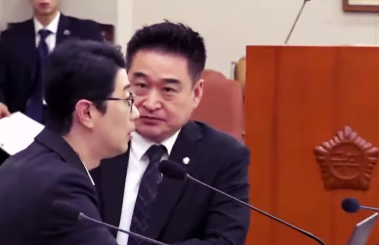 최혁진 무소속 의원이 21일 국회 법사위 국정감사에서 질의 중인 주진우 국민의힘 의원을 빤히 바라보고 있다. /유튜브