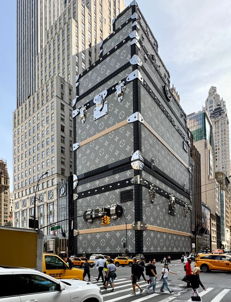맨해튼 루이뷔통 스토어는 수리 기간 건물을 통째로 포장하는 환경 예술을 선보였다. 디자인이 거의 천편일률적인 맨해튼의 비계들과는 다른 신선한 퍼포먼스다.