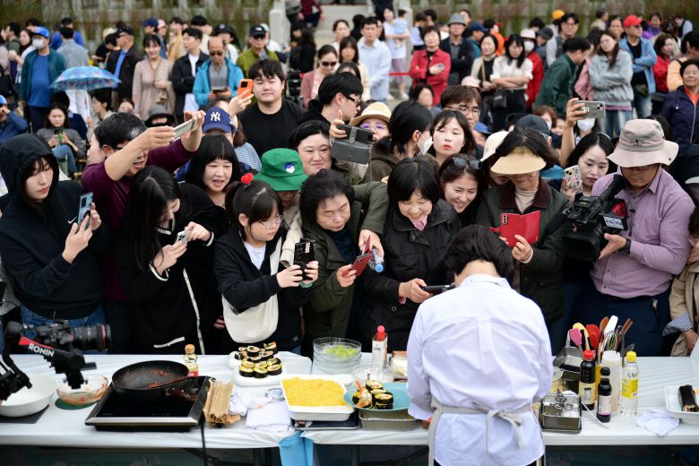 지난해 열린 경북 김천 김밥 축제에서 이혜정 요리연구가가 김밥을 준비하고 있는 모습을 촬영하고 있는 관광객들. 작년 김천 김밥 축제에는 약 10만 명의 사람이 몰렸다./김천시
