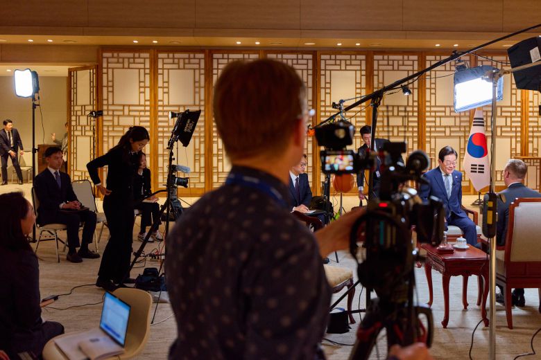 이재명 대통령이 지난 22일 오후 서울 용산 대통령실 청사에서 미 CNN과 인터뷰를 하고 있다./대통령실