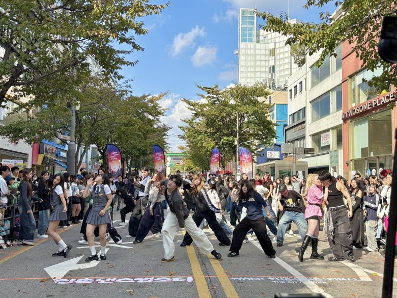 신촌 연세로 차없는 거리에서 열린 '엔하이픈 더 시티 서울'의 랜덤플레이 댄스 현장. /딩가딩가스튜디오