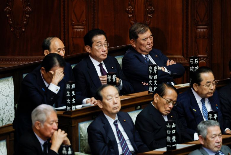 24일 일본 도쿄 국회의사당에서 다카이치 신임 일본 총리의 연설을 왼쪽부터 아소 다로, 스가 요시히데, 기시다 후미오, 이시바 시게루 전 일본 총리가 듣고 있다. /로이터 연합뉴스