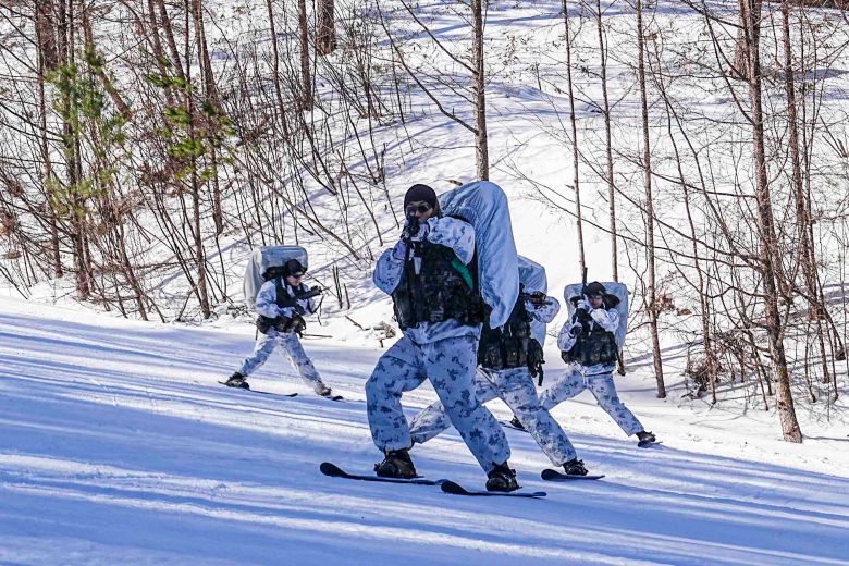 해병대 수색대대 장병들이 지난 2월 평창 산악종합훈련장과 황병산 일대에서 '2025년 동계 설한지 훈련'을 하고 있다. 장병들이 노르딕 스키를 활용해 은밀하고 신속하게 기동하고 있다. /해병대사령부