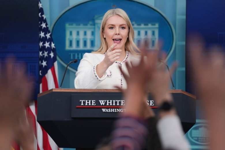 캐롤라인 레빗 백악관 대변인이 23일 브리핑을 진행하고 있다. /AP 연합뉴스