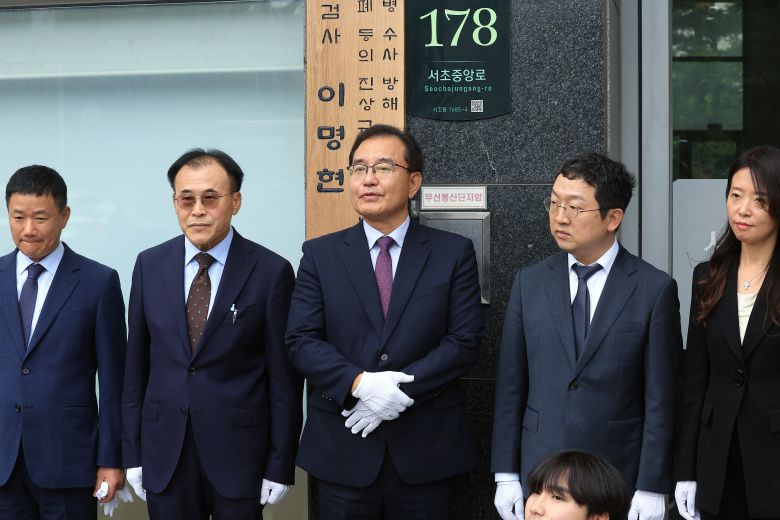 채수근 해병 순직 사건을 수사하는 순직해병 특별검사팀 이명현 특별검사가 지난 7월 2일 오전 서울 서초구 서초중앙로 특검사무실 앞에서 가진 현판식에서 발언을 하고 있다./뉴스1