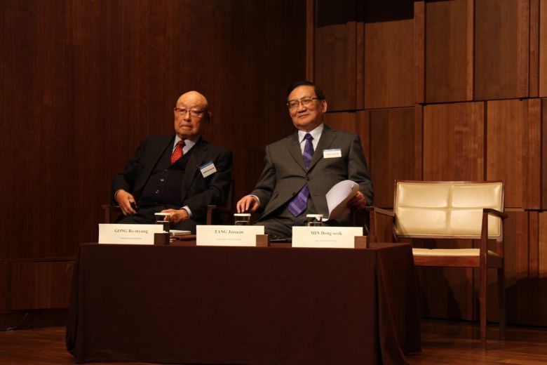 중국의 탕자쉬안 전 국무위원(오른쪽)이 2011년 10월 19일 서울에서 열린 한중일 3국 협력사무국 창립 기념 회의에 참석,공로명 전 외교부 장관과 나란히 앉아 대화하고 있다./조선일보