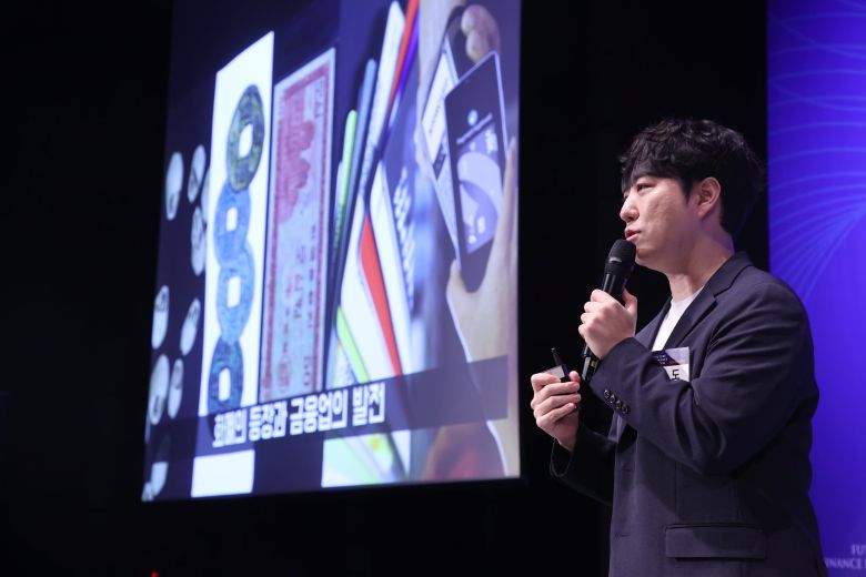 과학 커뮤니케이터 궤도가 지난 5월 서울 중구 웨스틴조선호텔에서 열린 '2025 미래금융포럼'에서 강연하고 있다. /조선미디어 DB