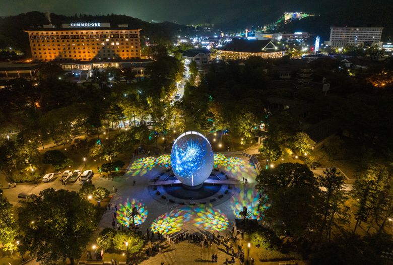 지난 15일 경북 경주시 보문단지 호반 광장에서 '빛의 향연' 시연회가 열리고 있다. /연합뉴스