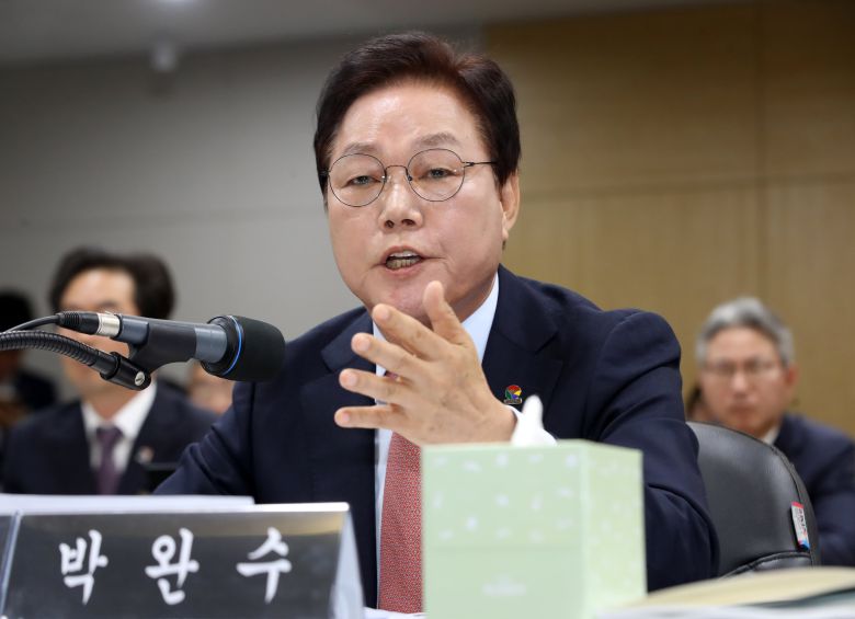 28일 박완수 경남도지사가 경남도청에서 열린 국회 행정안전위원회의 경남도청에 대한 국정감사에서 의원 질의에 답하고 있다. /뉴스1