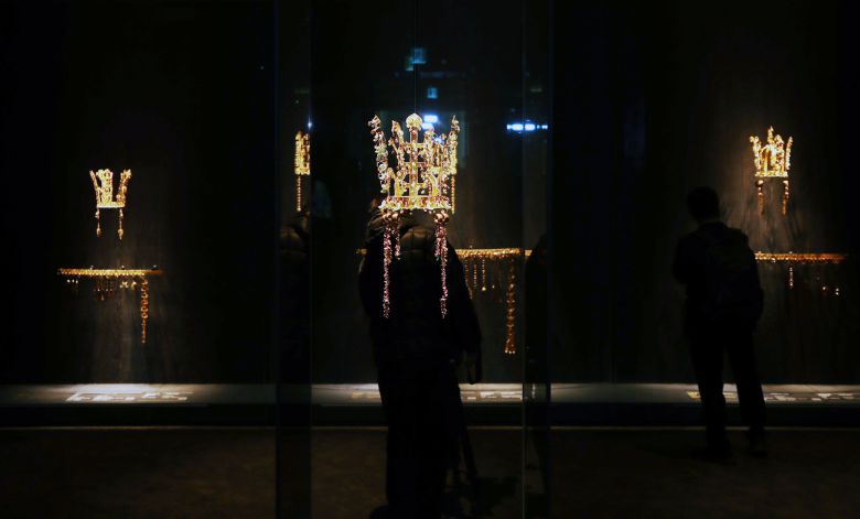 국립경주박물관 특별전 '신라 금관, 권력과 위신' 전시장 전경. 황남대총 금관(가운데)을 비롯해 신라 금관 6점이 처음으로 한자리에 전시됐다. /김동환 기자