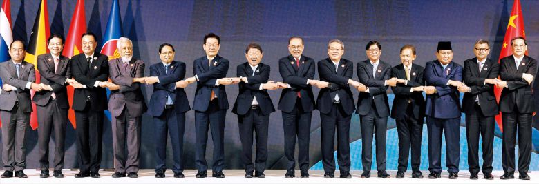 아세안+한중일 정상회의  이재명(왼쪽에서 여섯째) 대통령이 27일 말레이시아 쿠알라룸푸르 컨벤션 센터에서 열린 ‘아세안+3(한·중·일) 정상회의’에 참석해 각국 참석자들과 기념 촬영을 하고 있다. 이 대통령은 이날 “최근 스캠 센터 등 조직적 범죄 단지를 중심으로 한 초국가 범죄가 수많은 사람의 안전을 위협하고 있다”며 “아세안+3의 관심을 기대한다”고 했다./ 뉴시스