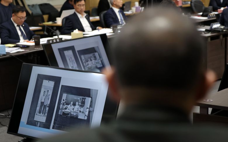 28일 오전 경남도청에서 열린 국회 행정안전위원회 경남도청 국감에서 더불어민주당 윤건영 의원이 제출한 윤석열 전 대통령과 박완수 경남지사가 함께 촬영한 사진이 국감장 모니터에 나오고 있다./연합뉴스