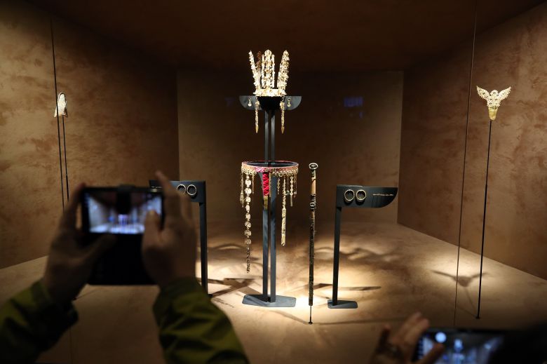 전시장 마지막에는 천마총 출토 금관과 금 허리띠를 볼 수 있다. 금 귀고리, 금 팔찌 등 황금 장신구와 함께 전시됐다. 신라인들은 무덤 주인공을 머리부터 발끝까지 황금으로 장식하면서, 생전의 부와 권력이 사후 세계에서도 계속되기를 바랐다. /김동환 기자