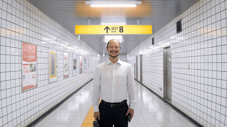 영화 '8번 출구'의 지하도에서 마주치는 '걷는 남자'입니다. 흰 셔츠에 검정 바지, 모나미 볼펜 복장을 한 이 남자의 정체는 무엇일까요./NEW