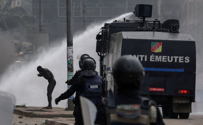 야권 지지자들이 벌인 시위 현장. 치안군이 살수차를 동원해 진압에 나선 가운데, 한 남성이 살수차 옆에 서 있다. /로이터 연합뉴스