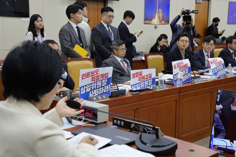 더불어민주당 소속 최민희 위원장이 29일 서울 여의도 국회에서 열린 과학기술정보방송통신위원회 과학기술정보통신부 등에 대한 국정감사에서 국민의힘 박정훈 의원의 최 위원장 딸 결혼식 관련 질의를 듣고 있다. 국민의힘 최형두 간사를 비롯한 위원들의 노트북에 최민희 위원장의 사퇴를 촉구하는 피켓이 게시되어 있다. /남강호 기자