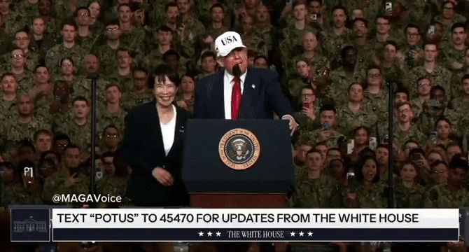 다카이치 사나에 일본 총리(왼쪽)가 28일 요코스카 미군 기지에서 도널드 트럼프 미국 대통령이 자신을 호명하자 손을 벌쩍 들며 점프를 하고 있다. /백악관