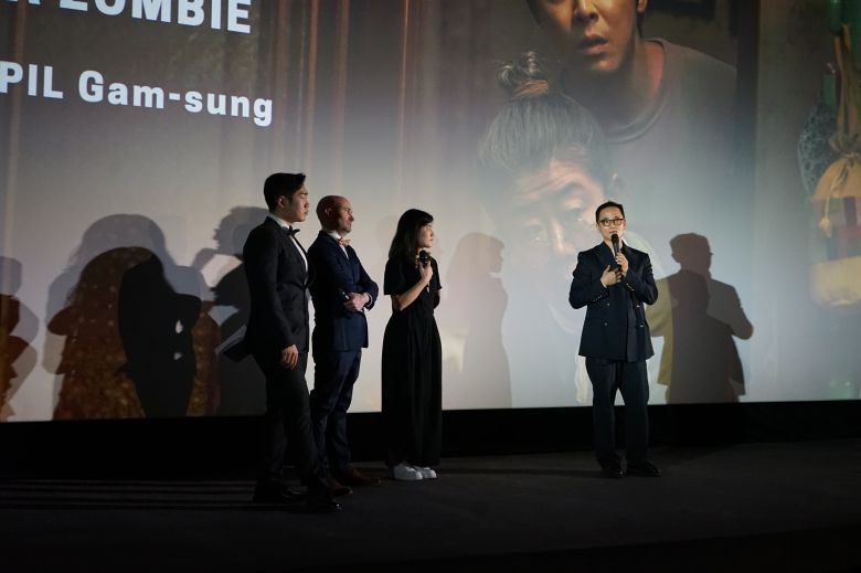 28일 제20회 파리한국영화제 개막식에서 필감성 감독(오른쪽)이 개막작 ‘좀비딸’ 상영에 앞서 인사말을 하고 있다. 올해 영화제는 ‘관객에게 바치는 오마주’를 주제로 장편 25편, 단편 56편 등 총 81편을 상영한다. /파리한국영화제 제공