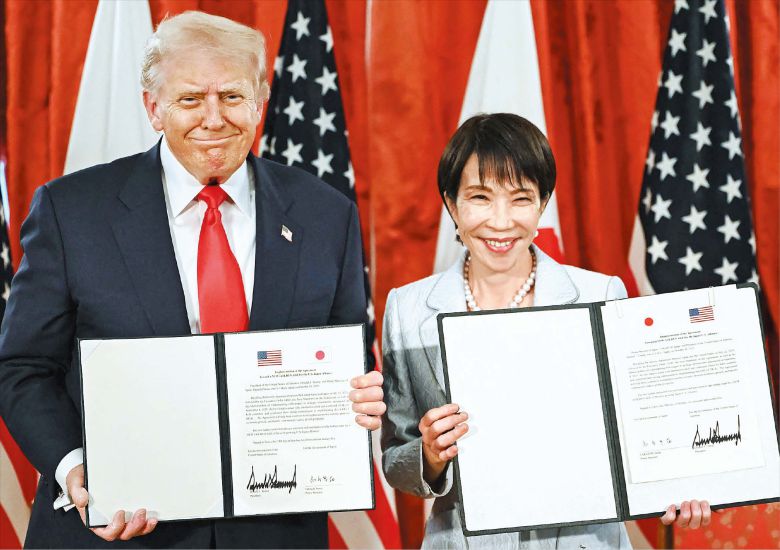 ‘관세협상 이행’ 문서로 재확인  28일 일본 도쿄 영빈관에서 정상회담을 가진 도널드 트럼프(왼쪽) 미국 대통령과 다카이치 사나에 일본 총리가 ‘미·일 동맹의 새로운 황금기를 향하여’라는 문서에 서명한 뒤 취재진에게 들어 보이고 있다./AFP 연합뉴스