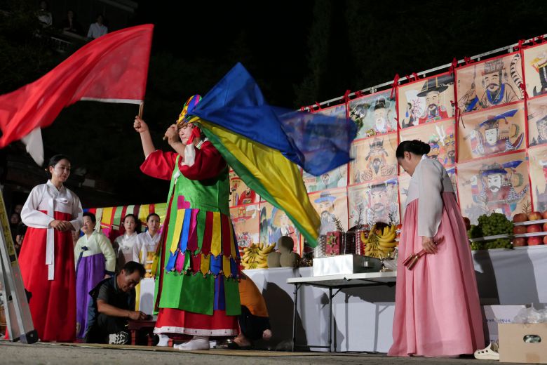 지난달 4일 밤 서울 사간동 갤러리현대 마당에서 만신 김혜경이 ‘대동굿 비수거리(작두굿)’를 선보이고 있다. 굿이 열리는 1시간 동안 약 1500명이 몰리는 등 폭발적 인기를 끌었다. /갤러리현대
