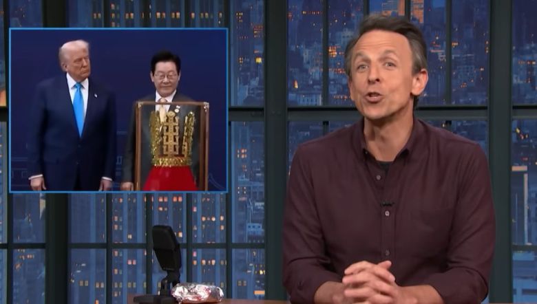 NBC 방송의 시사 토크쇼 진행자인 세스 메이어스가 이재명 대통령이 도널드 트럼프 미국 대통령에 선물한 금관을 주제로 발언을 하고 있다. /NBC