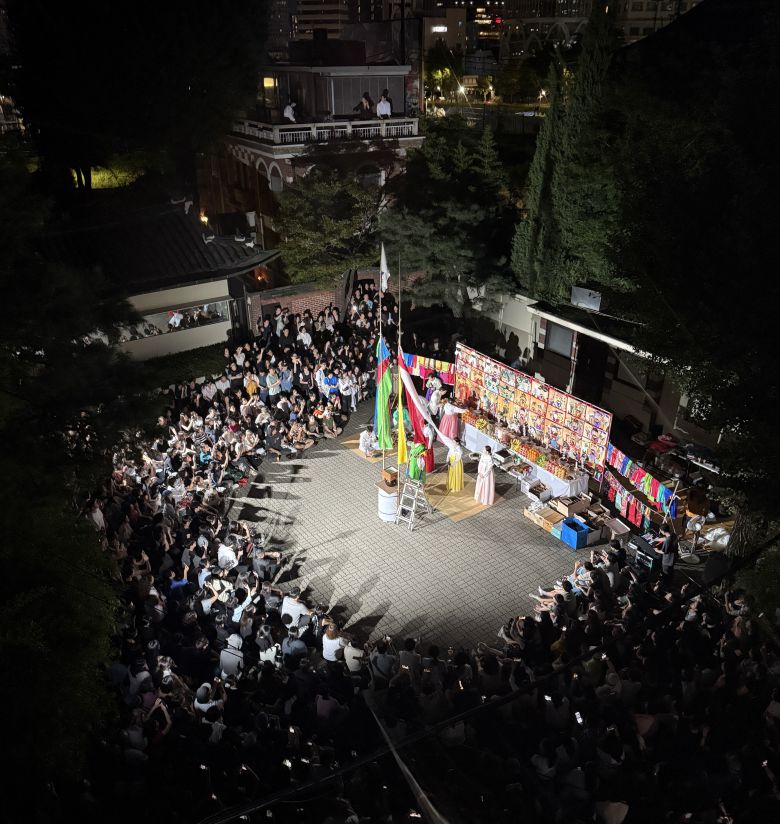 지난달 4일 밤 서울 사간동 갤러리현대 앞마당에서 만신 김혜경이 ‘대동굿 비수거리(작두굿)’를 선보이고 있다. 외국인을 포함해 약 1500명이 몰려들어 굿판을 관람하고 있다. /갤러리현대