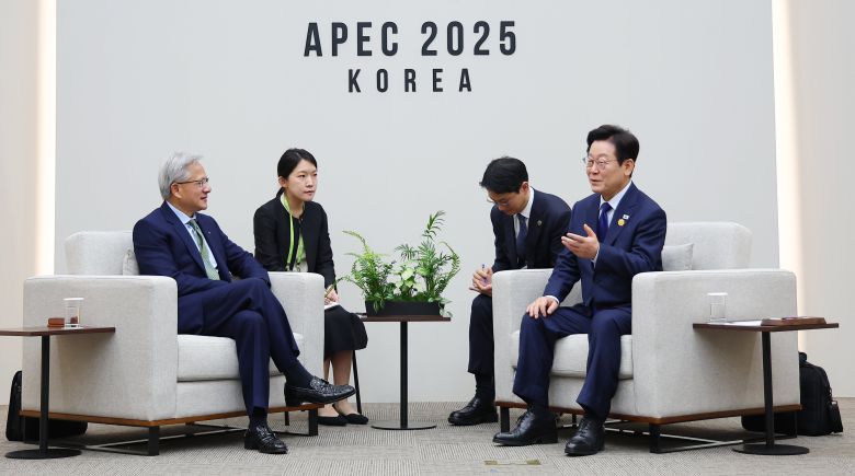 이재명 대통령이 31일 APEC 정상회의장인 경주화백컨벤션센터에서 젠슨 황 엔비디아 최고경영자를 접견하고 있다./연합뉴스