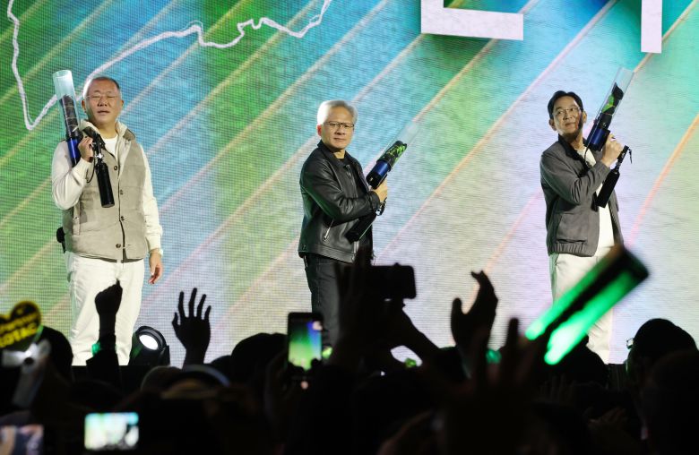 젠슨 황 엔비디아 최고경영자(CEO)가 30일 오후 서울 강남구 코엑스에서 열린 엔비디아 그래픽카드(GPU) ‘지포스’의 한국 출시 25주년 행사에서 단상에 올라 이재용 삼성전자 회장과 정의선 현대차그룹 회장과 퍼포먼스를 하고 있다./뉴스1