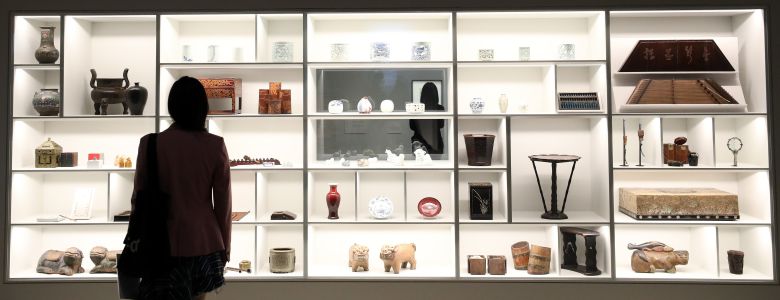 지난 2022년 서울 용산 국립중앙박물관에서 열린 고(故) 이건희 회장 기증 1주년 기념전 ‘어느 수집가의 초대' 언론공개회에서 한 참석자가 전시를 관람하고 있다. /뉴스1