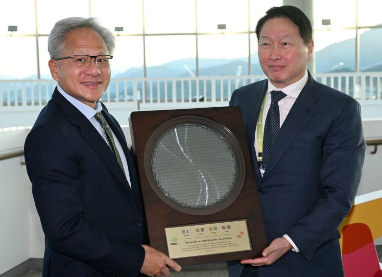 젠슨 황 엔비디아 CEO가 31일 경북 경주시 경주예술의전당에서 열린 아시아태평양경제협력체(APEC) CEO 서밋에 참석해 최태원 SK그룹 회장 겸 대한상의 회장으로 부터 SK하이닉스의 HBM4 반도체 웨이퍼를 선물로 받고 있다. /뉴스1