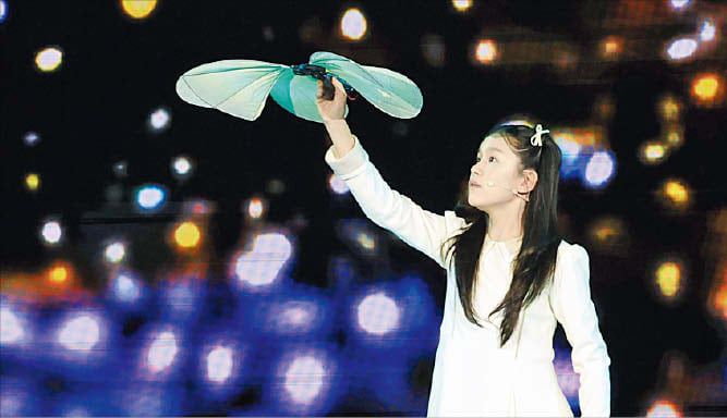 연합뉴스21국 이어주는 ‘로봇 나비’  지난 31일 경주에서 열린 APEC 정상회의 환영 만찬에서 로봇 나비를 날려 보내는 공연이 펼쳐지고 있다.